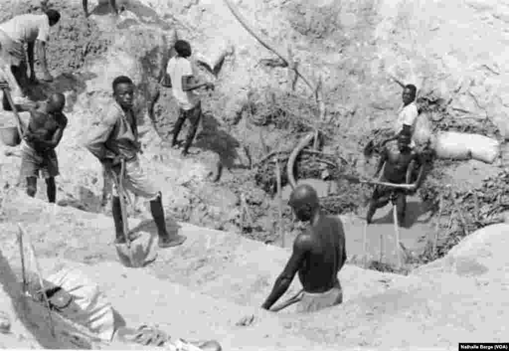 Des ex-rebelles du RUF dans la mine de diamants de Tongo, District de Kenema, Sierra Leone, janvier 2002. (Nathalie Barge, VOA)