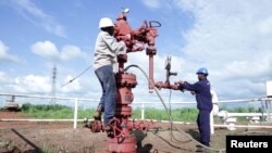 Des travailleurs à l'oeuvre sur le champ pétrolier de Toma South à Heglig, dans l'État de Ruweng, au Soudan du Sud, le 25 août 2018. (Photo Reuters)