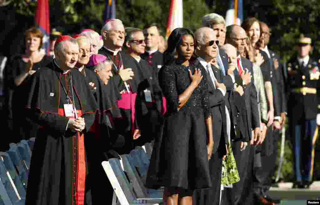 La première dame américaine Michelle Obama avec des évêques des États-Unis et les membres du cabinet du président Barack Obama lors de la visite du pape François à la Maison Blanche, Washington, 23 Septembre 2015.