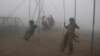 Aire de jeux à Lahore au Pakistan, 11 novembre 2017. (Photo AP/K.M. Chaudary)