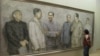 中国画展中有人观看中共文革前政治局常委的肖像画，右起：邓小平、毛泽东、朱德、 周恩来、刘少奇、陈云。常委中的林彪不在画上（美国之音张楠拍摄）