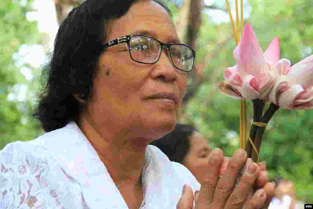ពុទ្ធបរិស័ទ ចូលរួមការប្រារព្ធពីធីបុណ្យពិសាខបូជា នៅភ្នំឧត្តុង្គ ក្នុងខេត្តកណ្តាល នៅថ្ងៃទី១០ ខែឧសភា ឆ្នាំ២០១៧។ (ហ៊ាន សុជាតា/VOA)