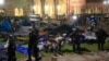 Des manifestants se rassemblent à l'Université de Californie à Los Angeles.