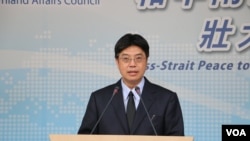 陸委會副主委邱垂正2017年6月8日在記者會上談台美關係 （美國之音記者申華 拍攝）