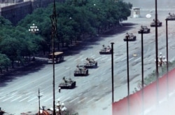 圖為1989年6月5日坦克開過時，著名的“坦克人”在天安門廣場邊的長安街上攔阻一列向東行進的坦克。（資料照）