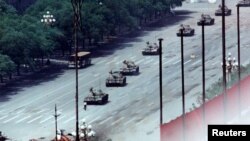 89年6月5日，一位男子在北京長安路上擋在坦克前面。