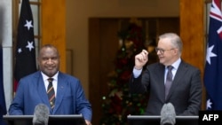 澳洲總理安東尼·阿爾巴尼斯（Anthony Albanese）和巴新總理詹姆斯·馬拉佩（James Marape）2023年12月7日共同出席記者會。（法新社）