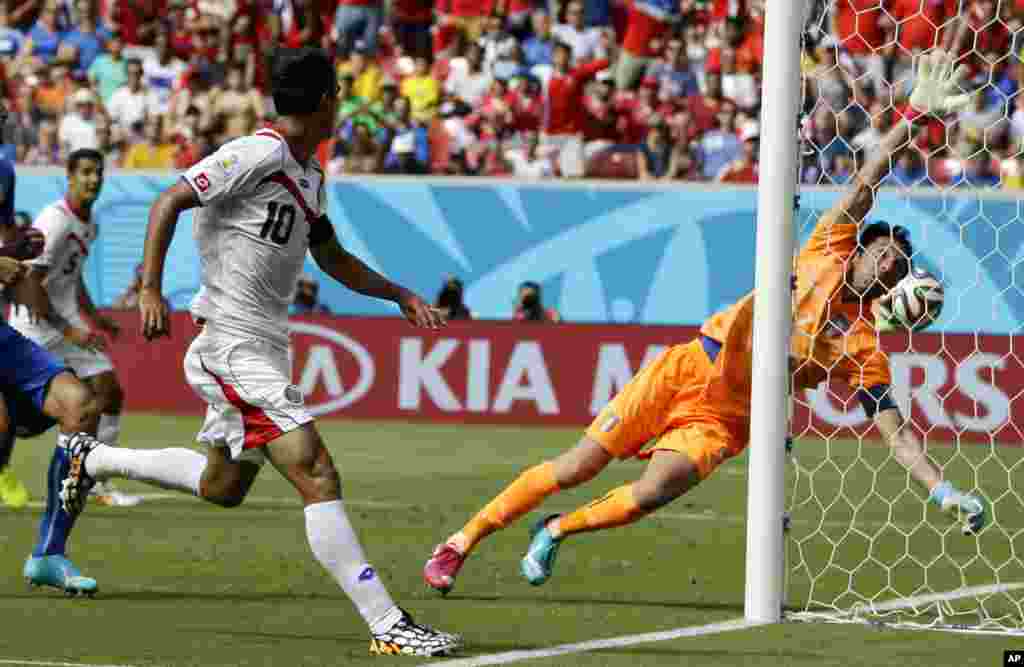 Bryan Ruiz, de l'équipe du Costa Rica, et le gardien de but italien Gianluigi Buffon lors du match de football entre l'Italie et le Costa Rica, à Recife, au Brésil, le 20 juin 2014.