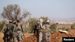 Des rebelles syriens près de la ville d'al-Bab, dans le nord de la Syrie, le 26 octobre 2016. 