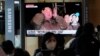 지난 10일 한국 서울역에 설치된 TV에서 북한의 핵전력 강화 발표에 대한 보도가 나오고 있다.