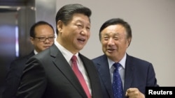 華為創辦人任正非（右）陪同中國國家主席習近平參觀華為在英國倫敦的辦公室。（2015年10月21日） 