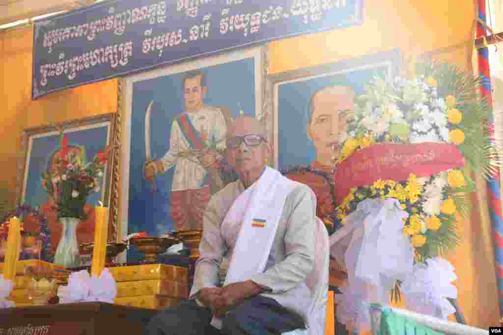 លោកអាចារ្យម្នាក់អង្គុយនៅមុខរូបថតវីរៈព្រះសង្ឍនិងវីរៈបុរសដែលបានបូជាជិវិតតស៊ូក្នុងបុព្វហេតុជាតិនៅវត្តចាស់នៃរាជធានីភ្នំពេញ នៅថ្ងៃទី០៤មិថុនា ឆ្នាំ២០១៦ក្នុងពិធីរំលឹកខួប៦៧ឆ្នាំ ថ្ងៃអាណានិគមបារាំងកាត់ផ្ទេរទឹកដីខ្មែរដែលហៅថាកម្ពុជាក្រោម ឲ្យប្រទេសវៀតណាមនៅឆ្នាំ១៩៤៩។ កម្ពុជាក្រោមកាលពីមុនជាទឹកដីដែលមានជនជាតិខ្មែររស់នៅប្រមាណ១២លាននាក់។(ឡេងឡែន/VOA) 
