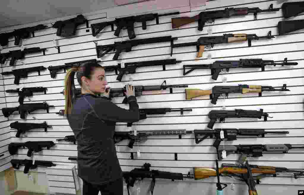 Tiffany Teasdale-Causer, propriétaire d'un magasin de vente d'armes semi-automatiques à Lynnwood dans l'Etat de Washington, le 7 novembre 2017. 