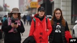 被拘留維權律師王全璋的妻子李文祖（中）和維權律師李和平的妻子王峭岭等人2018年4月5日在北京郊區行走。
