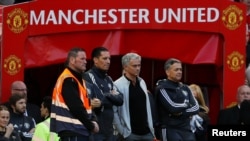 Jose Mournho et son staff lors d'un match contre Watford, Angleterre, le 13 mai 2018