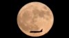 Cris de joie à l'apparition de la "super Lune" en Asie-Pacifique