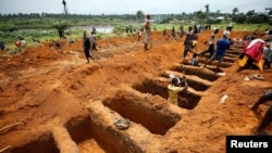 Enterrement des victimes de dernières inondations à Regent, au cimetière de Waterloo, Sierra Leone. 17 août 2017.