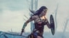 影片《神奇女侠》剧照（ Wonder Woman， 又名《神力女超人》，华纳兄弟公司图片）。这是今年夏天最受期待的大片之一。女导演帕蒂&middot;詹金斯从女性角度出发，塑造了生动的超级女英雄亚马逊公主戴安娜&middot;普林斯。戴安娜为舍弃天堂岛，投身战争，以战止战。扮演公主的盖尔&middot;加多是以色列模特，还曾经在以色列部队里担任格斗教练。克里斯&middot;潘恩出演男配角史蒂夫&middot;特雷弗上校，竭尽全力让神力女超人魅力四射。如果《神奇女侠》是为了展示女性魅力的话，那么盖尔&middot;加多做得相当到位。