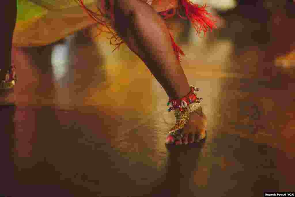 La jambe d'une des danseuses de la compagnie de danse d'Assane Konte, KanKouran West African Danse Company sur scène, à Washington D.C., le 5 juin 2017. (VOA/Nastasia Peteuil)
