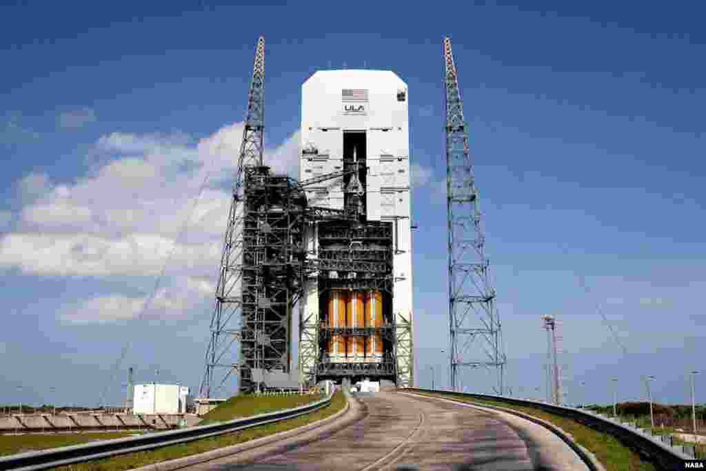 Avec la porte d'accès à Space Launch Complex 37 entrouverte, le faisceau Orion et Delta VI est aperçu dans son intégralité à l'intérieur du Mobile Service Tower où le véhicule est en cours de préparatifs de lancement, le 24 novembre 2014. (NASA / Kim Shiflett)