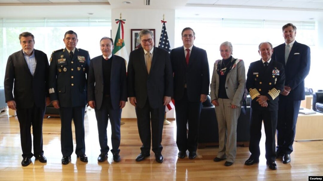 El secretario de Justicia de EE.UU. William Barr, cuarto desde la izq. posa con autoridades mexicanas tras una reunión en la oficina del Procurador en Ciudad de México. A la derecha de Barr, Marcelo Ebrard, canciller mexicano. Foto: Cortesía Gobierno de México. Enero 16 de 2020.