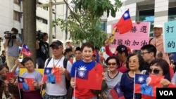 高雄市長韓國瑜的支持者“韓粉”在國民黨總部門前為韓國瑜吶喊助威。 （2019年7月15日，美國之音林楓拍攝）