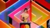 Penyanyi Dua Lipa menerima penghargaan di BRIT Awards di O2 Arena di London, Inggris 11 Mei 2021. (Foto: © John Marshall via REUTERS)
