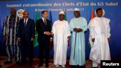 Le président français Emmanuel Macron et ses homologues burkinabè, Roch Marc Christian Kabore, maritanien Mohamed Ould Abdel Aziz, malien Ibrahim Boubacar Keita, tchadien Idriss Deby et nigérien Mahamadou Issoufou.