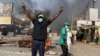 Un manifestant sénégalais lors d'affrontements avec la police anti-émeute alors qu'ils protestent contre le report de l'élection présidentielle du 25 février, à Dakar, au Sénégal, le 4 février 2024.