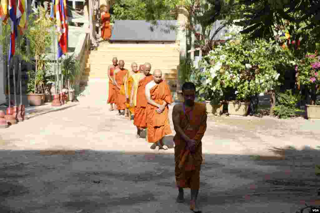 ព្រះសង្ឃនិមន្តទៅកាន់ព្រះវិហារនៅវត្តរាជបូព៌ នៅខេត្តសៀមរាប កាលពីថ្ងៃទី២៥ ខែមេសា ឆ្នាំ២០១៧។ (ស៊ុន ណារិន/VOA)