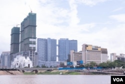អគារ​ខ្ពស់ៗត្រូវ​បាន​មើល​ឃើញ​ពី​ត្រើយ​ខាង​កើត​នៃ​ទន្លេ​ចតុមុខ​ក្នុង​រាជធានី​ភ្នំពេញ​ប្រទេស​កម្ពុជា​កាលពី​ថ្ងៃទី​១៤ ខែសីហា ឆ្នាំ២០១៩។ (ទុំ ម្លិះ/VOA)​