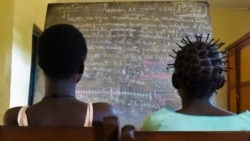 Le 17 septembre 2017, deux élèves suivent une classe à l'orphelinat "La voix du cœur" de Bangui.