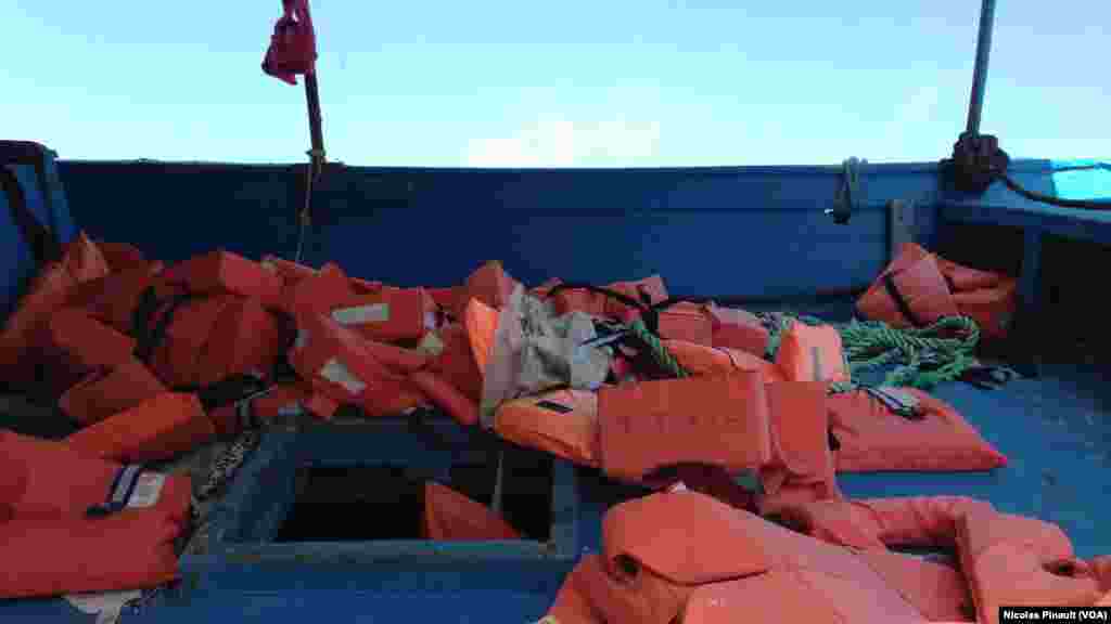Des gilets de sauvetage abandonnés au mémorial de Pozzallo. Ce site rend hommage aux victimes qui sont mortes en tentant de rejoindre l'Europe en traversant la Méditerranée sur des embarcations de fortunes, Sicile, 7 octobre 2015 (Nicolas Pinault/VOA). 