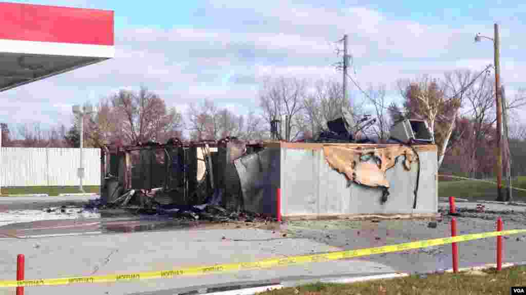 Le feu a consummé le complexe de ce concessionnaire automobile après les manifestations qui ont suivi l'annonce du grand jury à Ferguson, Missouri, le 25 novembre 2014. (Kane Farabaugh / VOA)