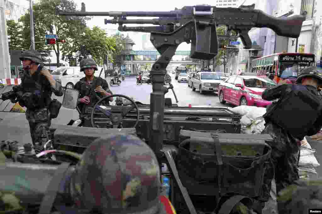 Thai soldiers take their positions in the middle of a main intersection in Bangkok's shopping district May 20, 2014. 