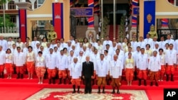រូប​ឯកសារ៖ តំណាងរាស្ត្រ​កម្ពុជា​ថត​រូប​ជាមួយ​ព្រះ​មហាក្សត្រ​នៅ​មុខ​រដ្ឋសភា​ជាតិ​កាល​ពី​ឆ្នាំ​២០១៣។