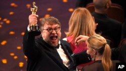 ផលិតករ Guillermo del Toro ជ័យលាភី​នៃ​ពានរង្វាន់​អូស្ការ​ផ្នែក​អ្នក​ដឹកនាំ​រឿង​ល្អ​ជាង​គេ​សម្រាប់​រឿង The Shape of Water អបអរ​កាល​ពី​ថ្ងៃ​អាទិត្យ ទី​៤ ខែ​មីនា ឆ្នាំ​២០១៨។