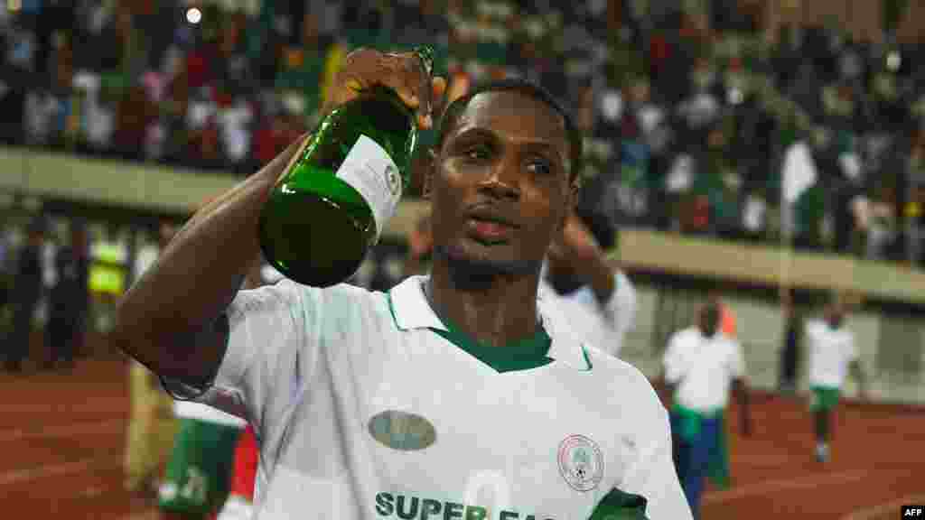 L'attaquant de l'équipe nationale du Nigéria Odion Ighalo boit du champagne alors qu'il célèbre la qualification de l'équipe, Uyo, le 7 octobre 2017.
