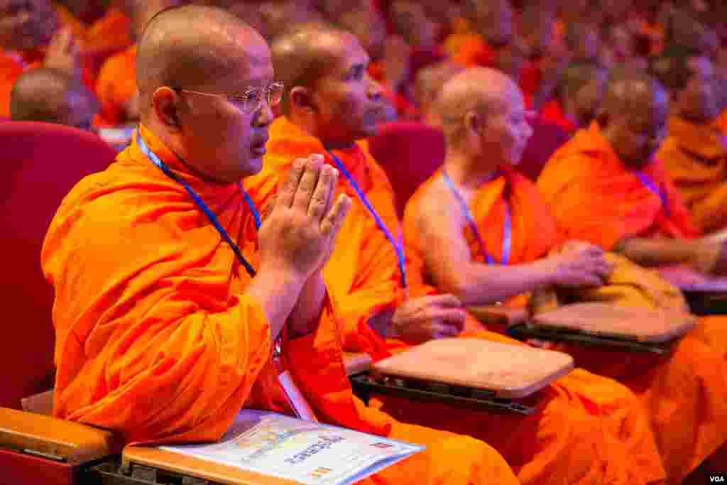 ព្រះសង្ឃទូទាំងប្រទេស ចូលរួមមហាសន្និបាតមន្ត្រីសង្ឃទូទាំងប្រទេស លើកទី២៥ ក្នុងរាជធានីភ្នំពេញ កាលពីថ្ងៃទី៣០ ខែមករា ឆ្នាំ២០១៧។ (ហ៊ាន សុជាតា/ VOA)