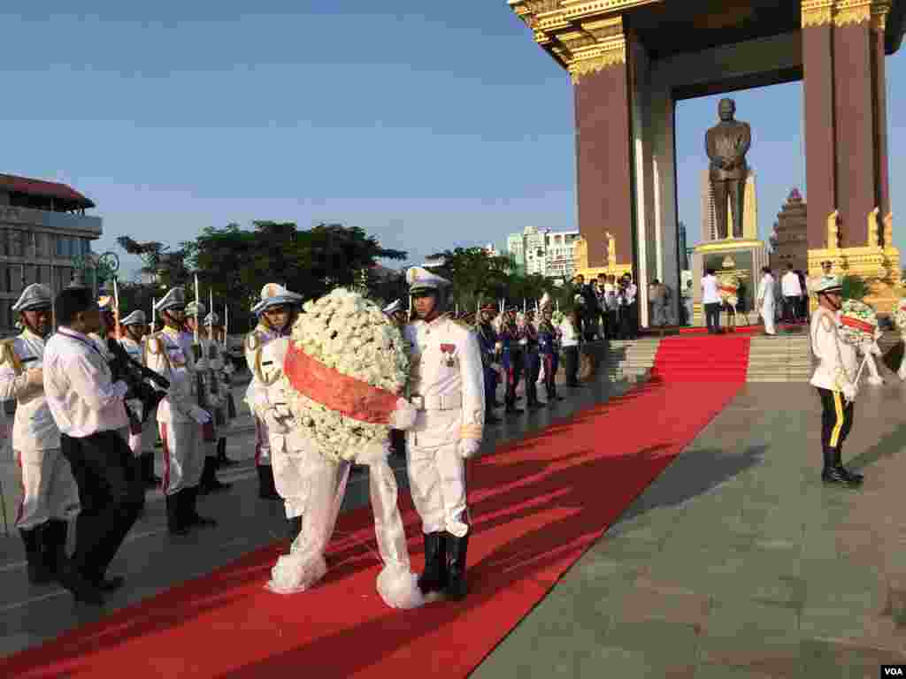 កងកិត្តិយសត្រែទ័ពកម្ពុជាកាន់កម្រងផ្កានៅមុខរូបសំណាកអតីតព្រះមហាក្សត្រ នរោត្តម សីហនុ នៅថ្ងៃទី១៥ ខែតុលា ឆ្នាំ២០១៩ ក្នុងរាជធានីភ្នំពេញ។ (ហ៊ុល រស្មី/VOA)