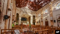 Une vue de l'église Saint-Sébastien endommagée lors d'une explosion à Negombo, au nord de Colombo, au Sri Lanka, le dimanche 21 avril 2019. (AP Photo / Chamila Karunarathne)