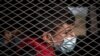 Un joven migrante se encuentra bajo custodia de la Patrulla Fronteriza de EE. UU. tras cruzar el Río Grande por Texas, el 9 de marzo de 2021.