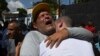 ARCHIVO - César Salmerón, a la izquierda, abraza a su hijo Antony Salmerón, después de su excarcelación de la prisión de Tocuyito, en el estado Carabobo, el 16 de noviembre de 2024. Según fiscalía, se han excarcelado a 533 detenidos tras las elecciones.