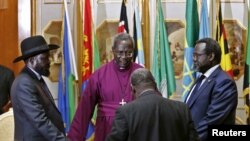 À droite Riek Machar, à gauche Salva Kiir, lors d'une prière à Addis Ababa le 9 mai 2014.