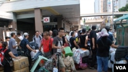 今年8月底，大陸水貨客帶著大批貨品堵塞上水火車站出口及對出的行人路。 美國之音湯惠芸拍攝