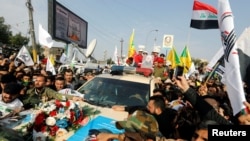 Waombolezaji wahudhuria maziko ya Meja Jenerali wa Iran Qassem Soleimani, na kamanda wa wanamgambo wa Iraq Abu Mahdi al-Muhandis Iraq, REUTERS/Khalid al-Mousily