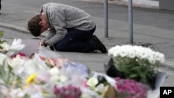 民眾悼念死難者。