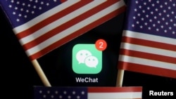 資料照片：中國網上通訊平台微信海外版Wechat的標識與美國國旗。