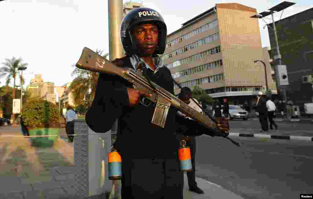 Un policier anti-émeute monte la garde devant l'entrée principale de l'Assemblée nationale dans la capitale kényane, Nairobi, le 18 décembre 2014.