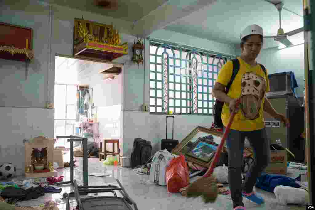 Residents of Phnom Penh's White Building move out June 6, 2017 after negotiations finished. The White Building is authorized to a Japanese development project for redevelopment. (Khan Sokummono/VOA Khmer)